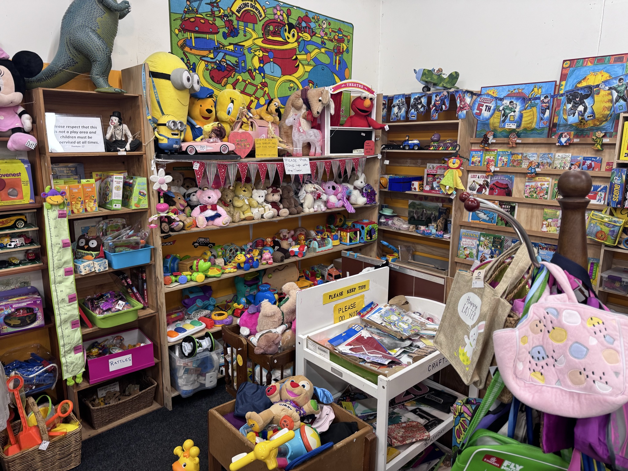 Probably the best in this cluster- huge selection of corners especially men’s wear, well laid out, lots for kids, collectables, sports gear, great prices.