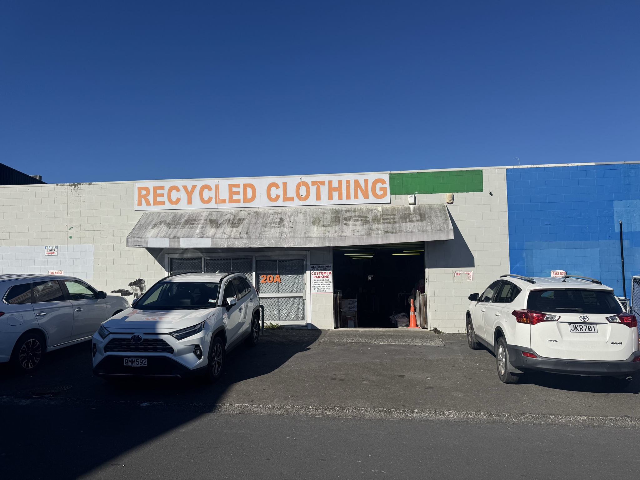 Huge store inside, so much on racks you really gotta fossick but the prices are standardised and cheap as so it’s worth the effort. Half price sale last Sat of ev month