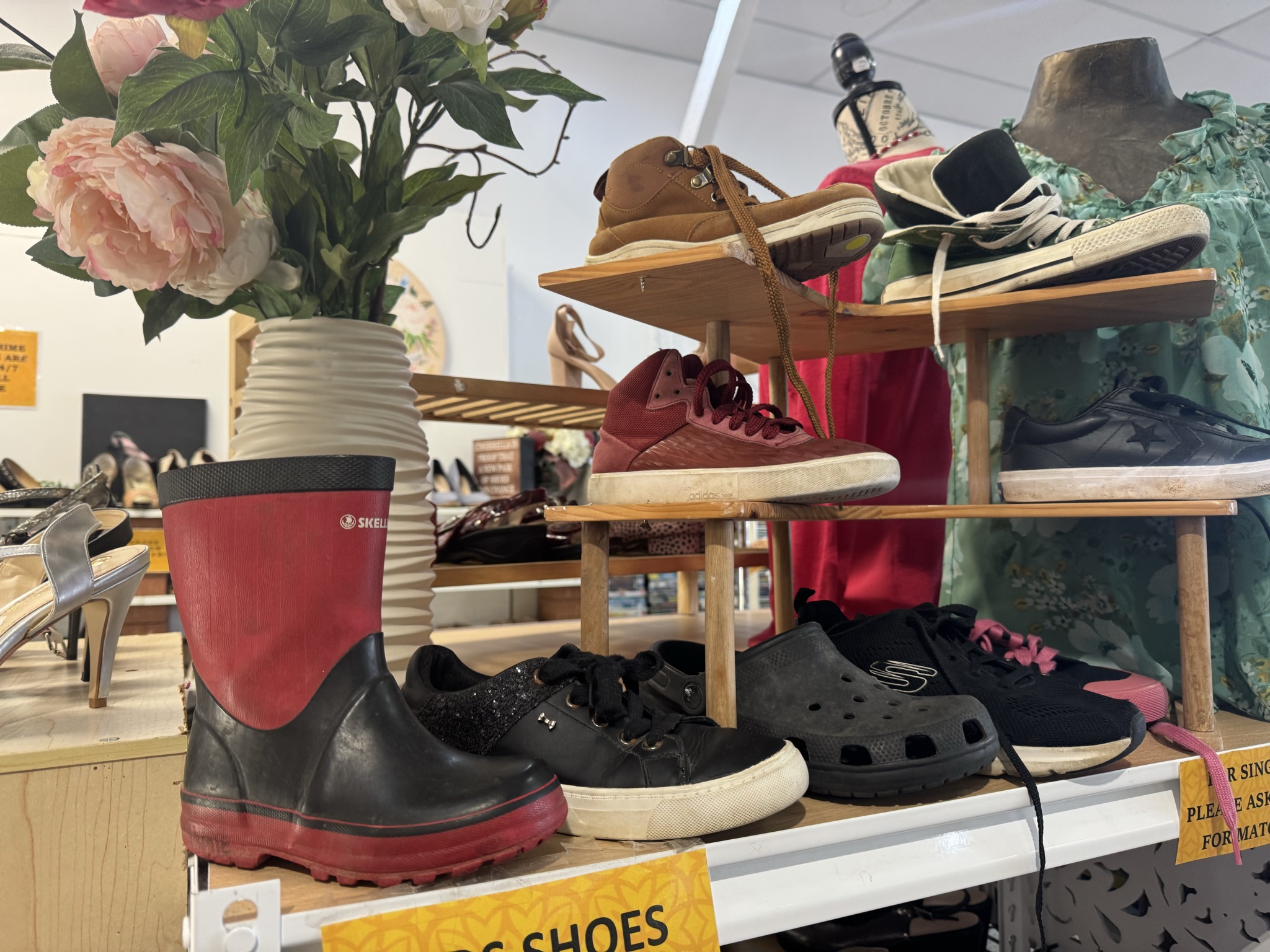 Highlights: Jewellery, Shoes, Books and Clothes- nicely organised by size and colour. Prices are very approachable. Probably the best op shop in Puke for clothes.