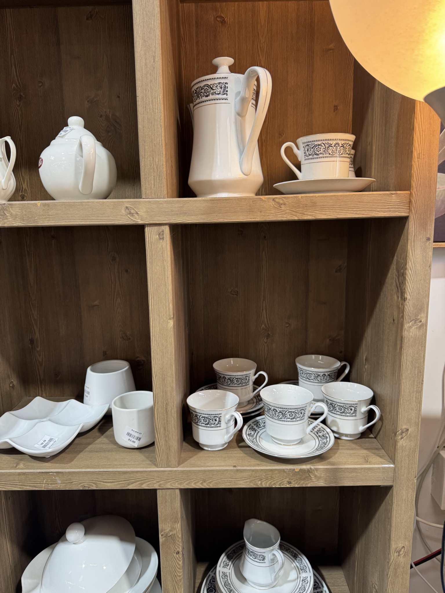 High quality esp in artwork, bric’a’brac and clothes, good prices.