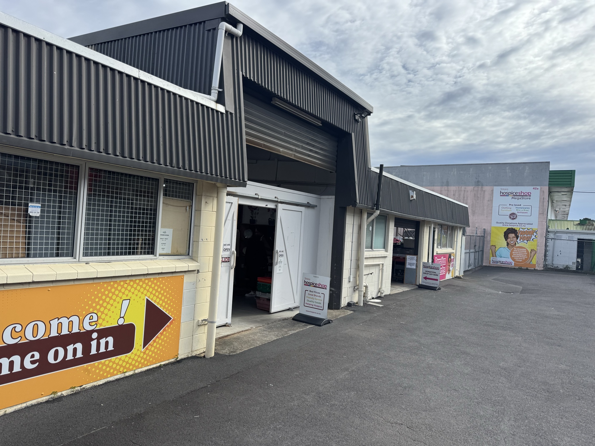 High quality esp in artwork, bric’a’brac and clothes, good prices.