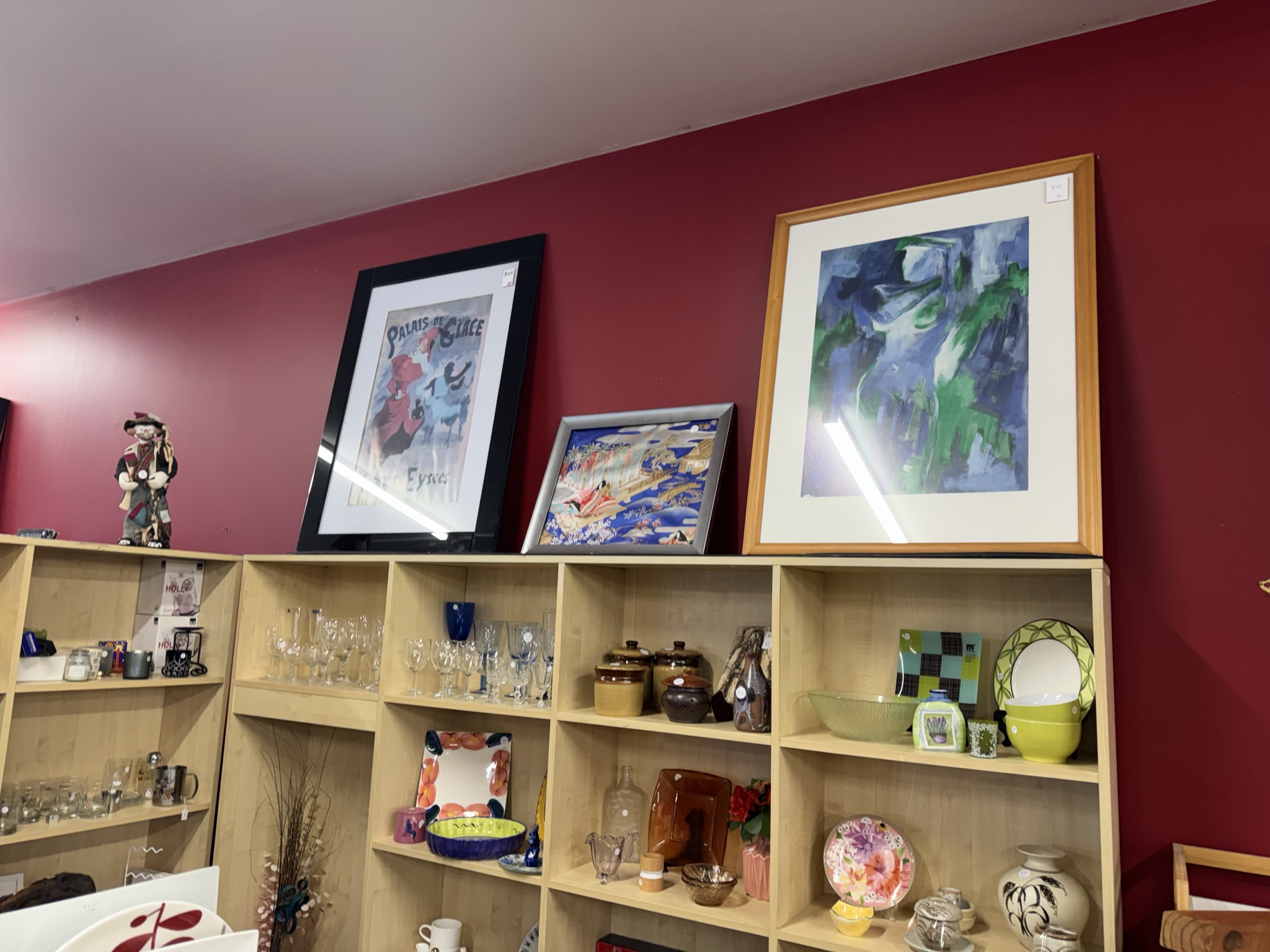 Across from the Wairau quartet this Hospice Shop has a great range of clothes ($5 sale), artwork, shoes, bags and is always worth a stop in