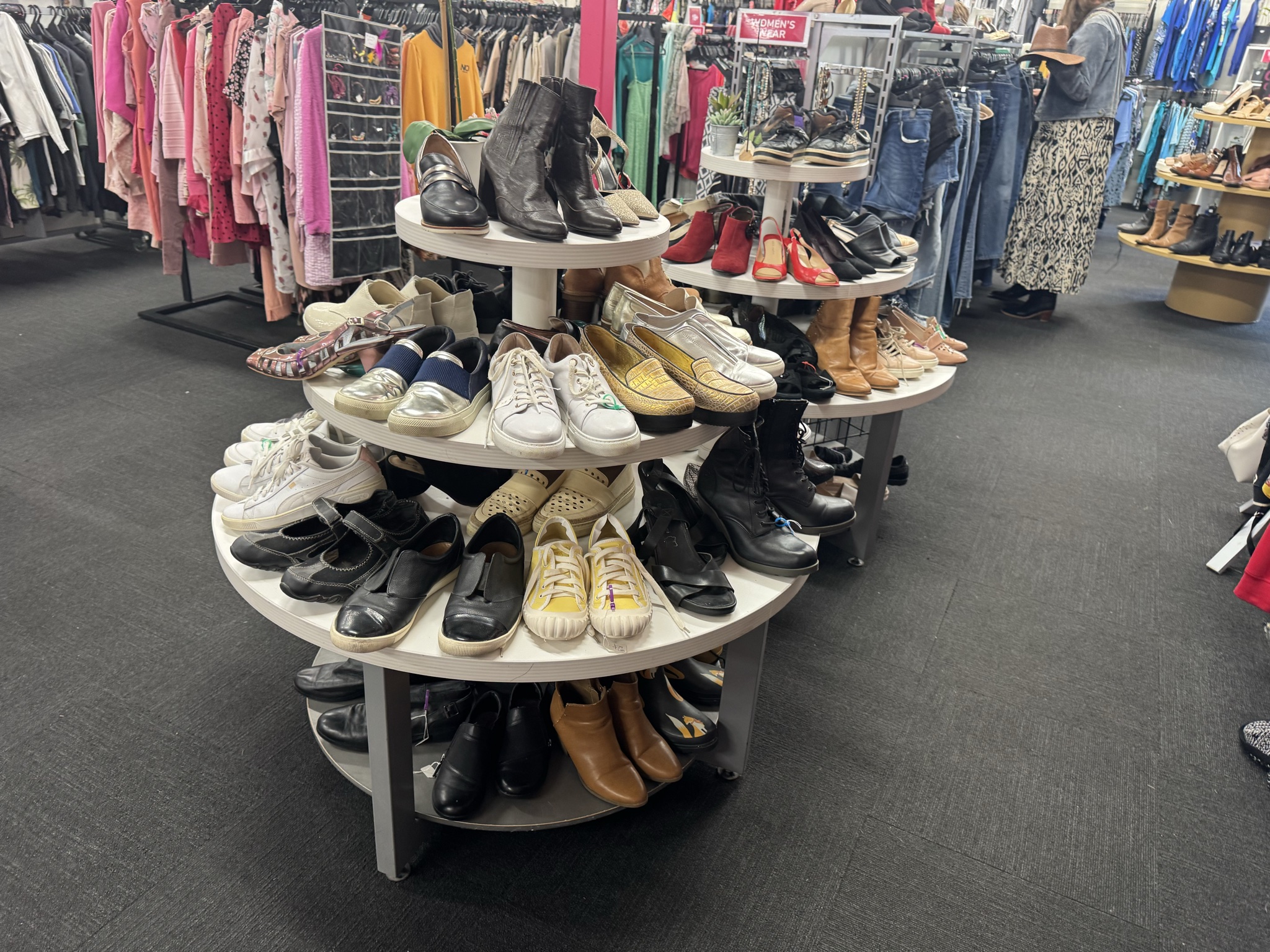 Across from the Wairau quartet this Hospice Shop has a great range of clothes ($5 sale), artwork, shoes, bags and is always worth a stop in