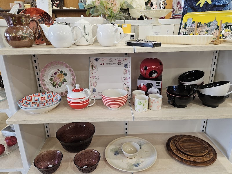 Check out Lifeline Shop Moonee Ponds in Ascot Vale