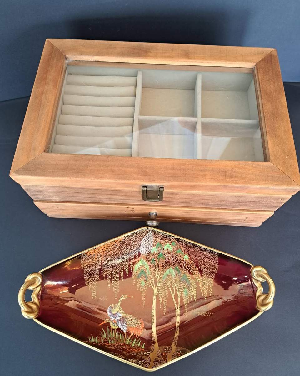 Donated on Saturday - a Eureka Street jewellery box and a Rouge Royale Carlton Ware dish! Every day there are new treasures!