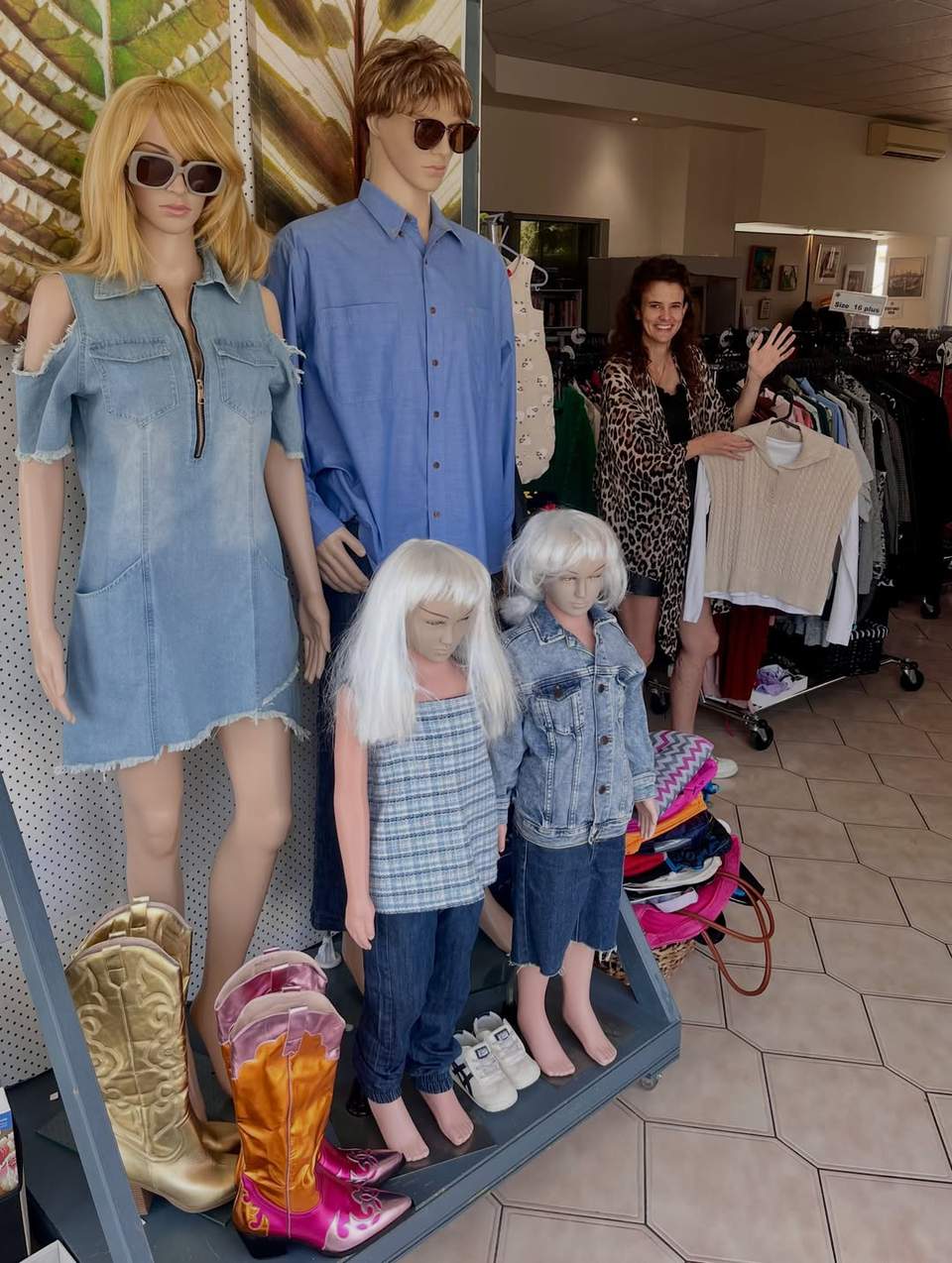 Pop in and do some shopping!
#goldcoastshopping #opshop #opshopping #ashmoreplaza #thrifter