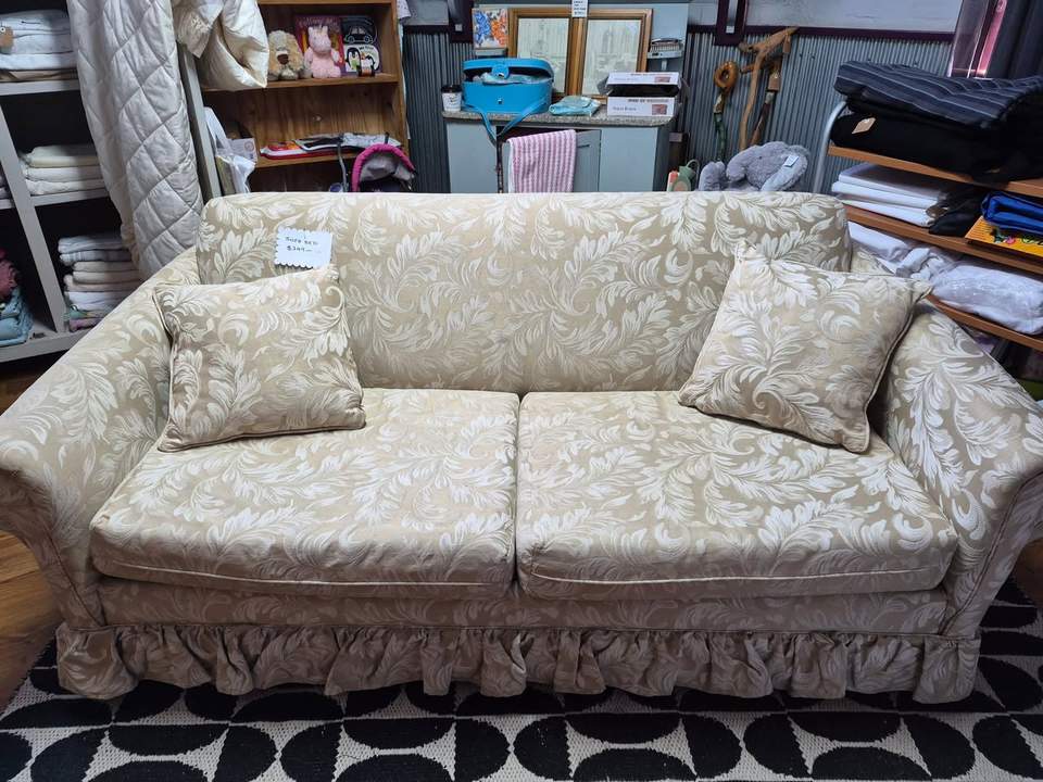 Sofa bed, excellent condition $249. Comes with mattress protector. Bainmarie $40. S/Steel food server $20. Large round S Steel cooking pot $40.
Radio/CD player $20.