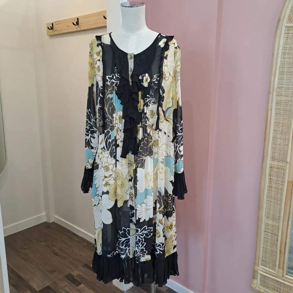 Some of the favourites new in today and on our website.
Jellicoe - Back Frilled Duster - Size L
Curate - Shirts Dancing Dress - Size L
Adorne  - Vienna Wrap Dress - Size 16
Newport Collection  - Fort Jacket - Size 16