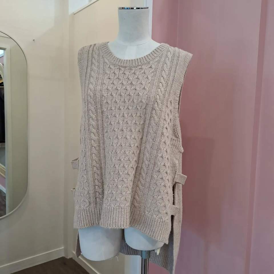 Is it winter or spring........
Seed - Linen Pant - Size 10
Macpac - Halo Puffer Jacket - Size 6
T.H Company - Wool Blend Knit - Free Size
Leila + Luca - Tiered Maxi Dress - Size 12
Dissh - Linen Vest - Size 10
