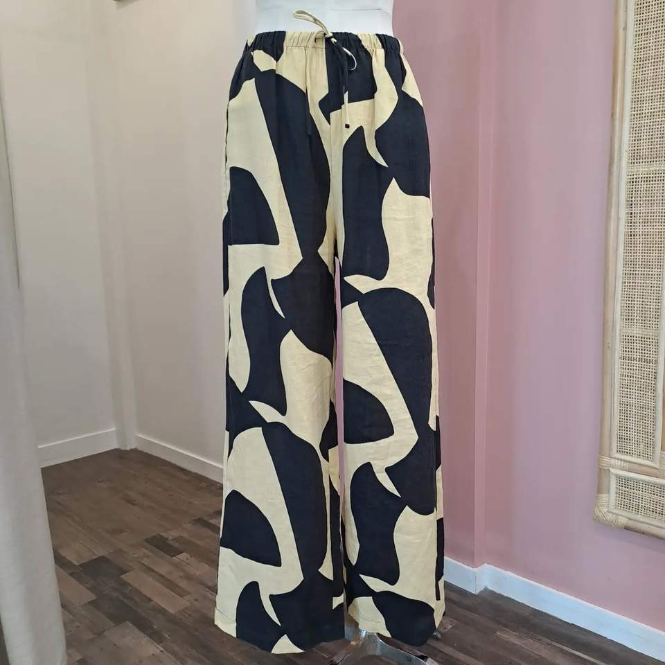 Is it winter or spring........
Seed - Linen Pant - Size 10
Macpac - Halo Puffer Jacket - Size 6
T.H Company - Wool Blend Knit - Free Size
Leila + Luca - Tiered Maxi Dress - Size 12
Dissh - Linen Vest - Size 10
