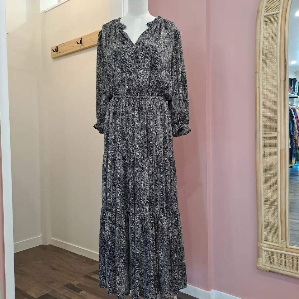 Is it winter or spring........
Seed - Linen Pant - Size 10
Macpac - Halo Puffer Jacket - Size 6
T.H Company - Wool Blend Knit - Free Size
Leila + Luca - Tiered Maxi Dress - Size 12
Dissh - Linen Vest - Size 10