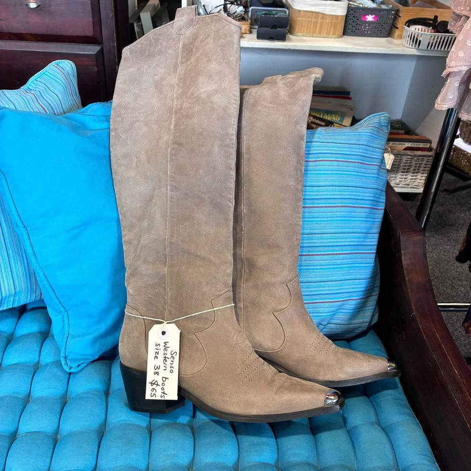 School’s out, sun’s out and plenty of good stuff in the shop:
Senso Western boots size 38 $65
Formica table $170 and Spindle chairs $65 each
Red chairs $15, white chairs $8
Kenwood food processor $30
Breville Juicer $35
High chairs n prams galore