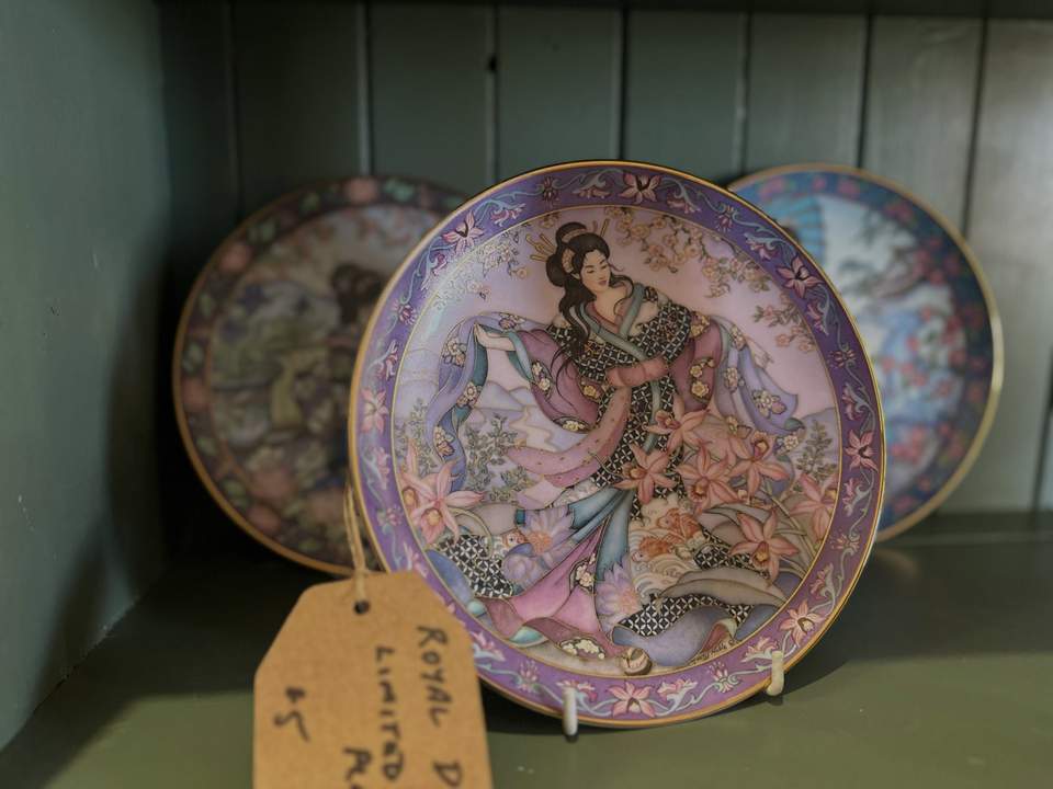 We have some fabulous treasures at Phil’s this Wednesday with ‘vintage’ being the theme of the day. Phil’s is open 10am-4pm and if you see something online you’ll have to get in to the op shop quick! Unfortunately we can’t hold items but the treasures keep on rolling out through the week as we sort through the fabulous pile of donations that come in. See you tomorrow!