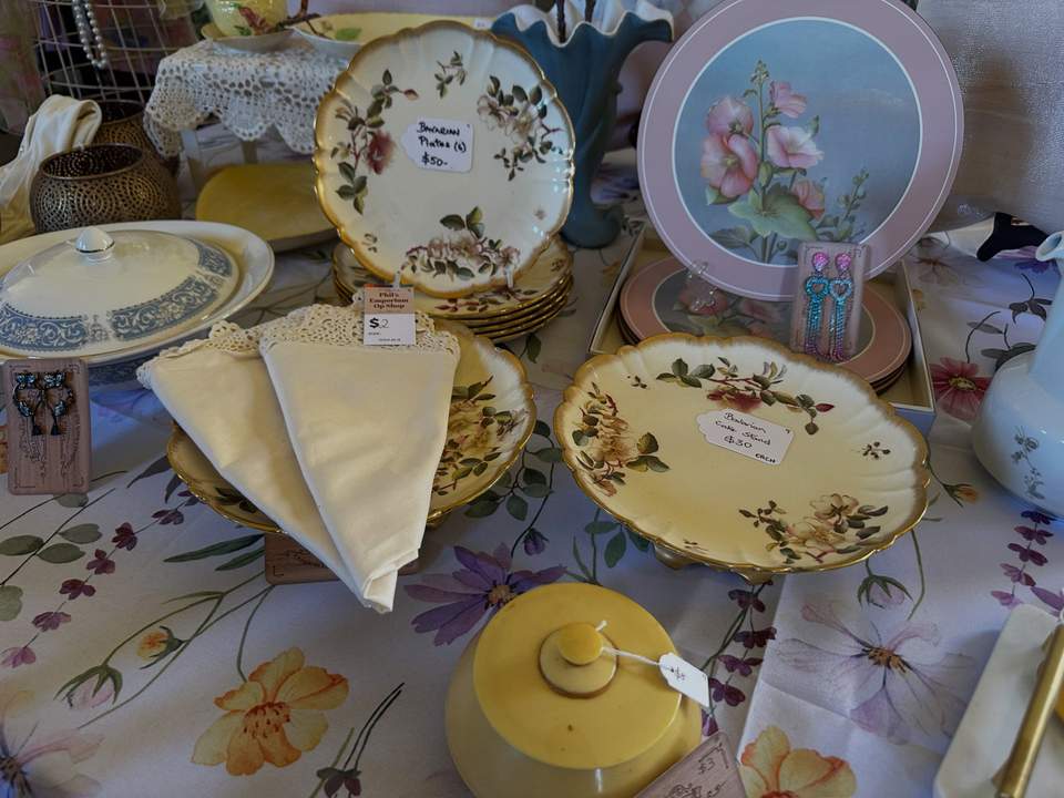 We have some fabulous treasures at Phil’s this Wednesday with ‘vintage’ being the theme of the day. Phil’s is open 10am-4pm and if you see something online you’ll have to get in to the op shop quick! Unfortunately we can’t hold items but the treasures keep on rolling out through the week as we sort through the fabulous pile of donations that come in. See you tomorrow!