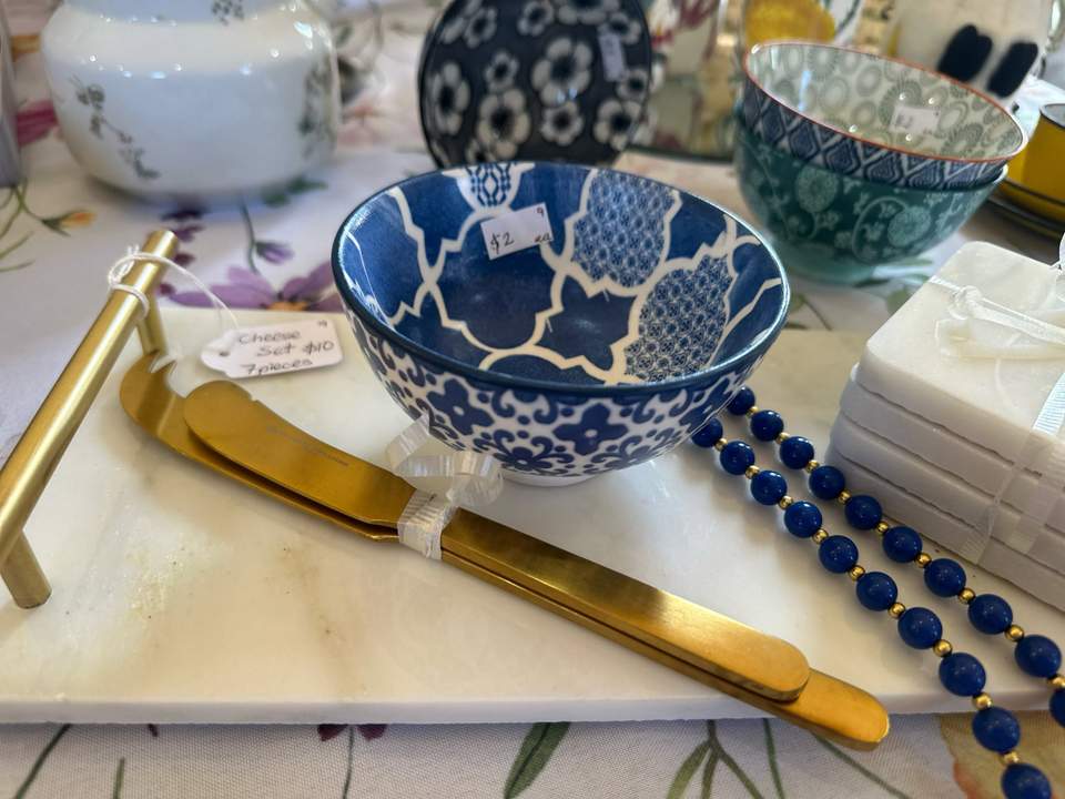 We have some fabulous treasures at Phil’s this Wednesday with ‘vintage’ being the theme of the day. Phil’s is open 10am-4pm and if you see something online you’ll have to get in to the op shop quick! Unfortunately we can’t hold items but the treasures keep on rolling out through the week as we sort through the fabulous pile of donations that come in. See you tomorrow!