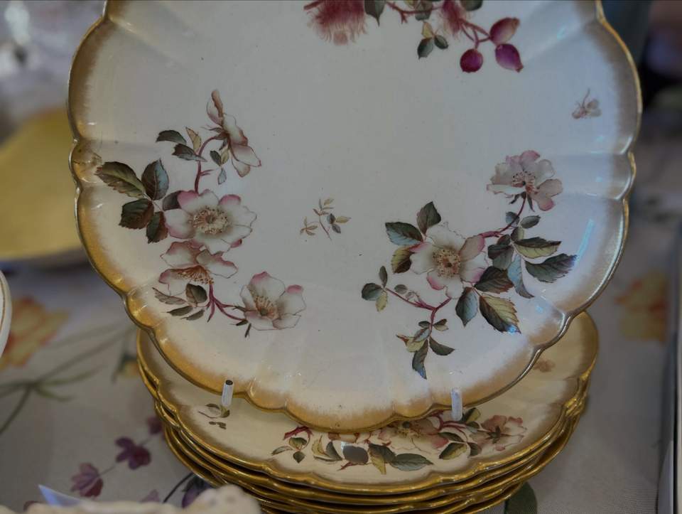 We have some fabulous treasures at Phil’s this Wednesday with ‘vintage’ being the theme of the day. Phil’s is open 10am-4pm and if you see something online you’ll have to get in to the op shop quick! Unfortunately we can’t hold items but the treasures keep on rolling out through the week as we sort through the fabulous pile of donations that come in. See you tomorrow!