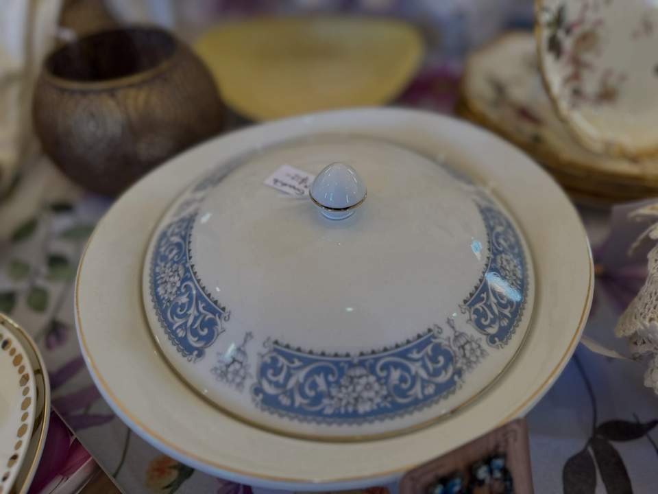We have some fabulous treasures at Phil’s this Wednesday with ‘vintage’ being the theme of the day. Phil’s is open 10am-4pm and if you see something online you’ll have to get in to the op shop quick! Unfortunately we can’t hold items but the treasures keep on rolling out through the week as we sort through the fabulous pile of donations that come in. See you tomorrow!