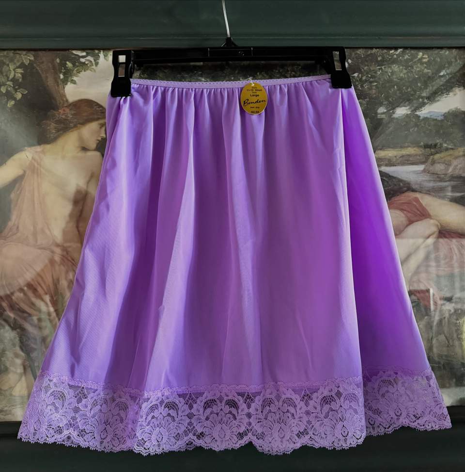 Well back to where I was last Tuesday about to share these adorable dead stock NZ made Bendon  half slips in a vibrant purple and pink, before a week of power issues .
They are loaded and ready
Both size 8-10 56-72 cm waist
Even though size says L
$30.00 available individually
gojorecycledstore.co.nz
#nzretro #retroshop #vintage