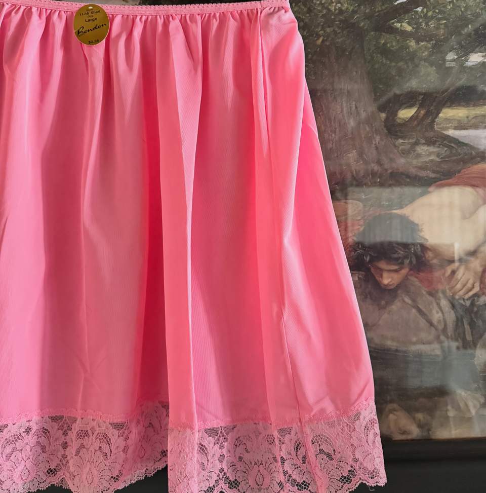 Well back to where I was last Tuesday about to share these adorable dead stock NZ made Bendon  half slips in a vibrant purple and pink, before a week of power issues .
They are loaded and ready
Both size 8-10 56-72 cm waist
Even though size says L
$30.00 available individually
gojorecycledstore.co.nz
#nzretro #retroshop #vintage