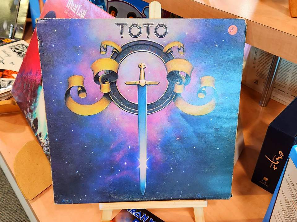 Groovy baby! Let the good times roll with all time classic LP records, cassettes and CD collectibles. 💃 🕺 These won't last long. No holds sorry. Just pop in-store. We are open 6days Mon-Fri 9am-5:30pm and Sat 9-5pm. Find us at 166 Tahunanui Drive, Nelson. See you soon 🎶 🎵 #charityshop #nelsontasmannz #habitatforhumanitynelson #fundraisingforacause #vintagefinds