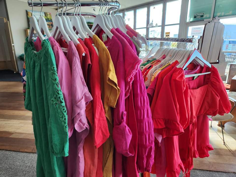 Thanks fab team for modeling these beautiful bright spring dresses

#charityshop
#fundraisingforacause
#dreamteam
#thankyouforyoursupport
#habitatforhumanitynelson
#spring