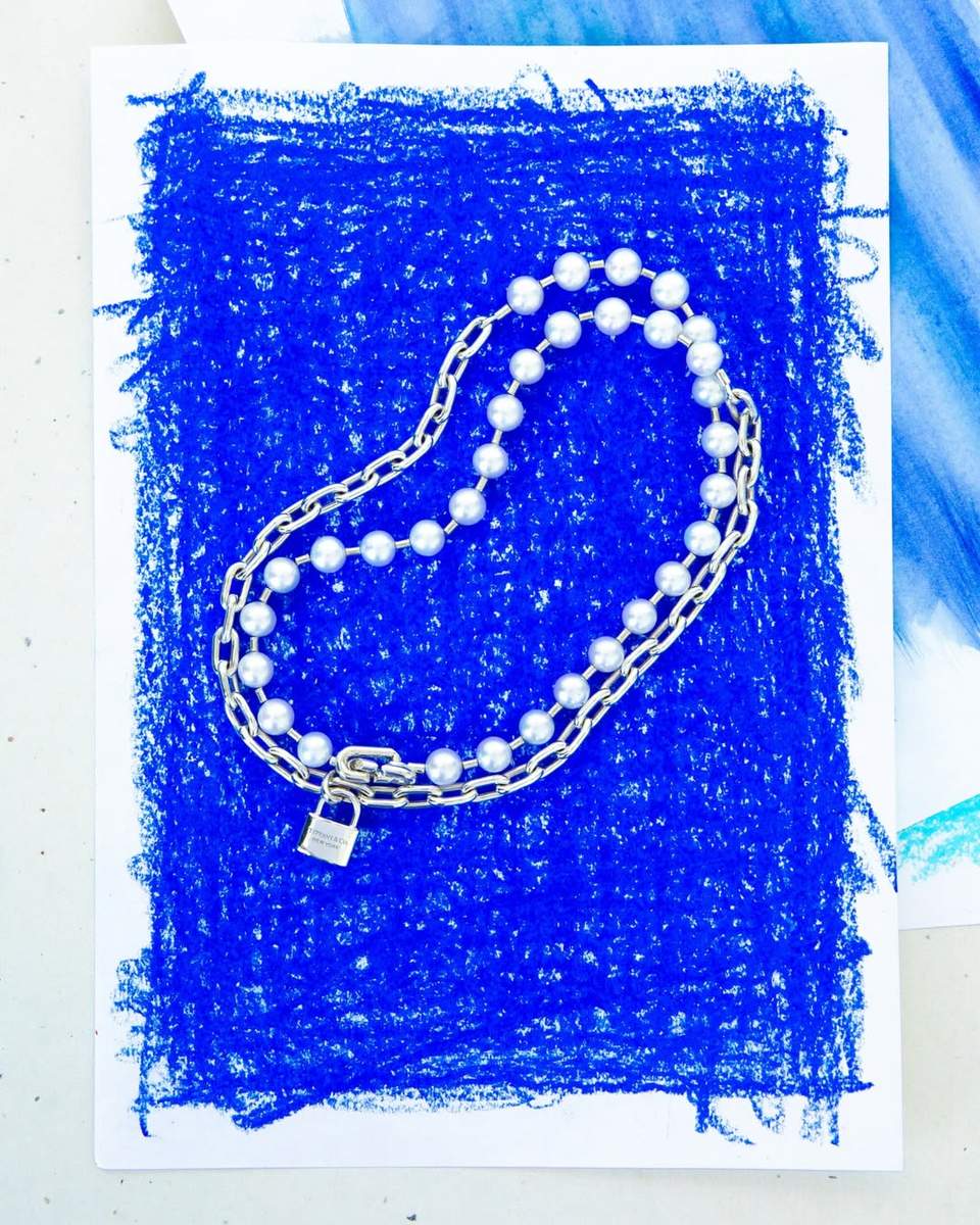 The Art of Contrast
Strength meets softness in Tiffany & Co HardWear, where bold silver links and delicate pearls come together through considered design and exceptional craftsmanship. Tap to Shop.