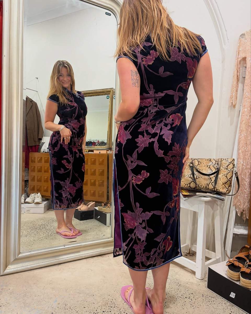 The deep purples and velvet and silk oh my!
#vintageshop #velvetdress #purpledress #grwm