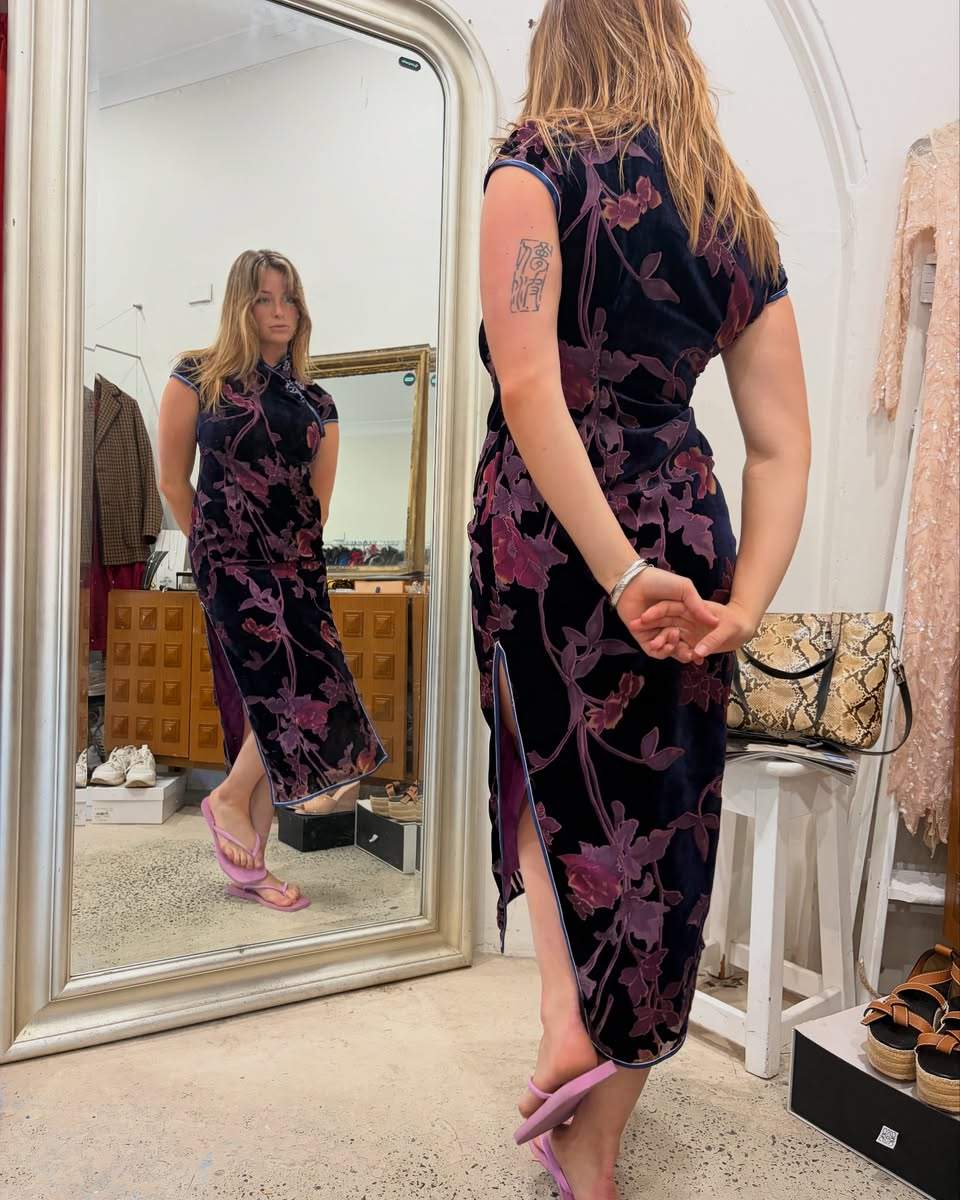 The deep purples and velvet and silk oh my!
#vintageshop #velvetdress #purpledress #grwm