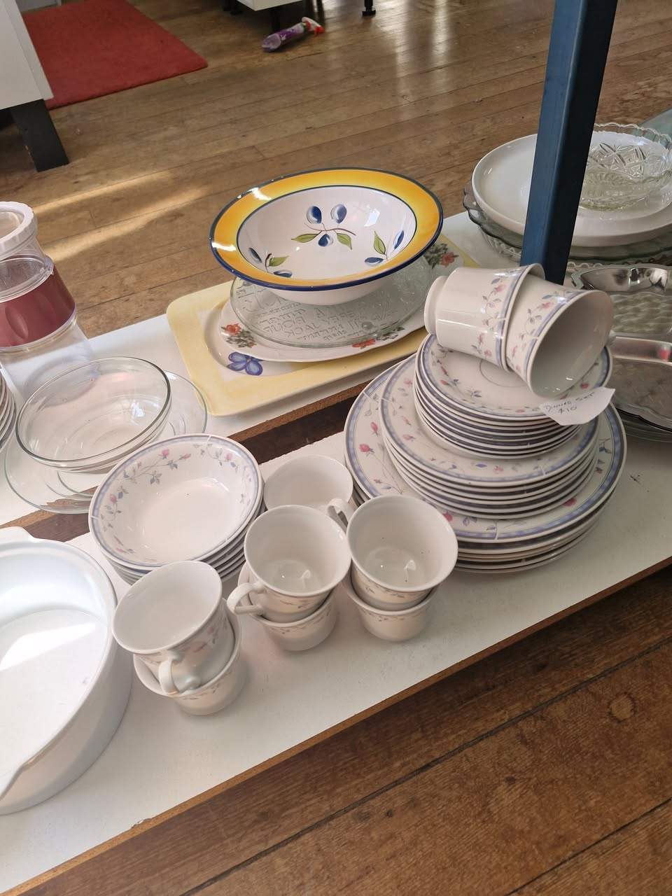 New in today.
. WALKER great condition
. Dinner set
. Something different. Is complete.