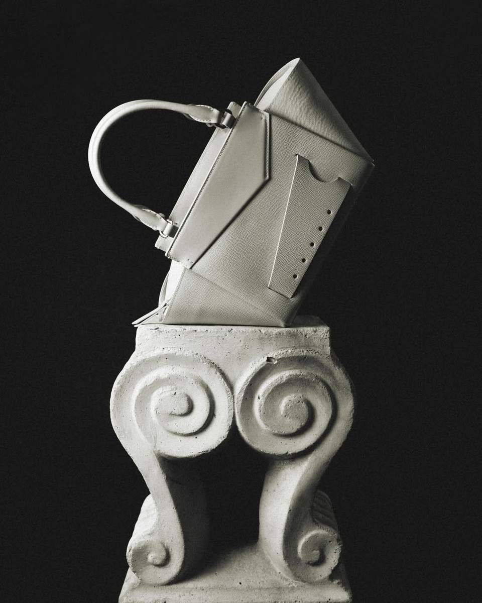 A Study in Sculpture
Maison Margiela’s Snatched bag. An exploration of form, structure and the beauty of an unconventional silhouette. Tap to shop.