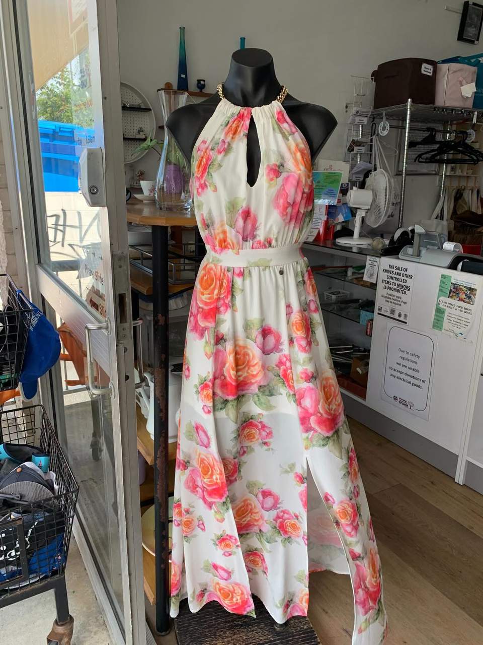 Pop in and find your treasure! So many lovely spring/summer dresses in at the moment
 #opshopper #opshopgoldcoast #opshopscore
 #bargainclothing #bargainshopper