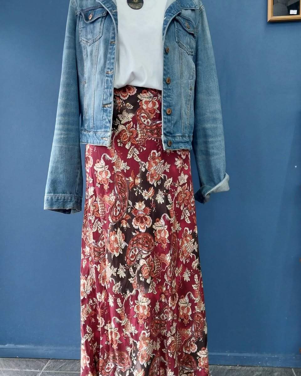 Super Special Prices on Clothing Continue
Most of our clothing stock is  now $3
 Jackets , Suits and Coats are $10
Childrens wear 2 for $1
Great bargins to be had
Come on in we're here 7 days
If you are interested in any of the items shown , Please contact the  shop directly  by PHONE
        09 620 0399
                The Charity Corner
Supporting those living with ME/ Chronic Fatigue Syndrome & Fibromyalgia
1484 Dominion Road
Mt Roskill
At the roundabout with Richardson Road     Mon - Fri 10 - 5
Sat           10 - 4
Sun          11 - 3
PH 09 620 0399