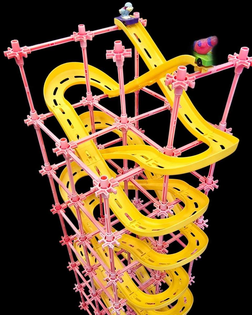 Vintage 2000 McDonald's Happy Meal Zip Skaters Roller Coaster Mega Tower Set
Selling a nostalgic, vintage 2000 McDonald's Happy Meal "Zip Skaters" modular roller coaster track set.
This lot features pieces combined from multiple individual Happy Meal sets to form a massive, multi-level spiral tower structure with yellow tracks and pink support pillars.
Condition: Vintage / Used
Includes: Large tower assembly as shown in photos. (Perfect for collectors or adding to your existing vintage toy stash!)