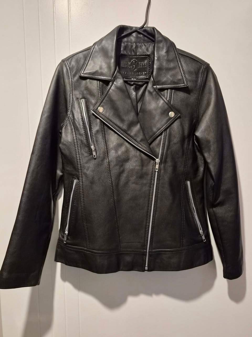 We received this beautiful leather jacket as a donation. I would like to give you as our followers  first opportunity to buy it. It is still in a great condition.
It is available for viewing at the Op Shop, weekdays 9h00 till 13h00. Ask for Riana, I keep it at the back.
Details:
Laris Jaya Leather Jacket
Dormeuil England
Soft black leather
Size M
$ 70