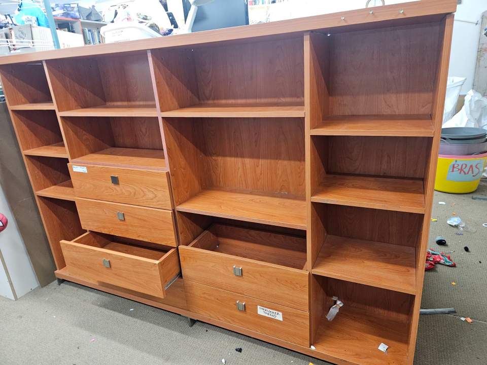 Free storage unit 1430h x 2100w x 330d
Pickup Diamond Village shopping centre