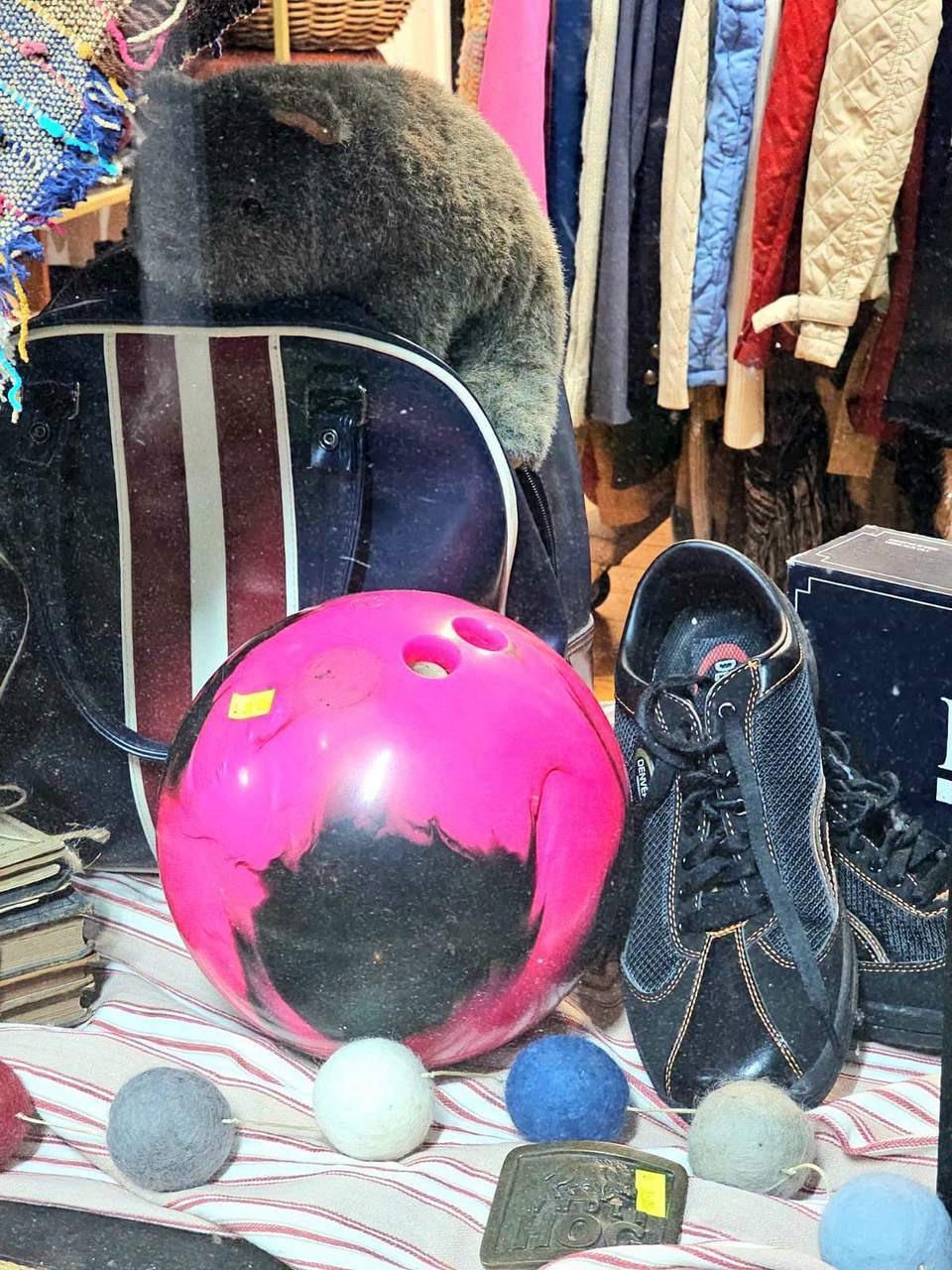 It's Father's Day this Sunday 6th Sept. Our new window celebrates all the great Dad's out there. Kids, bring your pocket money, we have lots of affordable gifts for Dad. We're open Wed to Sun 10am-2pm. Can you spot Winston the Wombat in the window? #FathersDay #fathersdaygifts Robertson Discover More #opshopping #whereswinston #giftsfordad #winstonthewombat #visitrobertsonnsw #WORTHTHEDRIVE