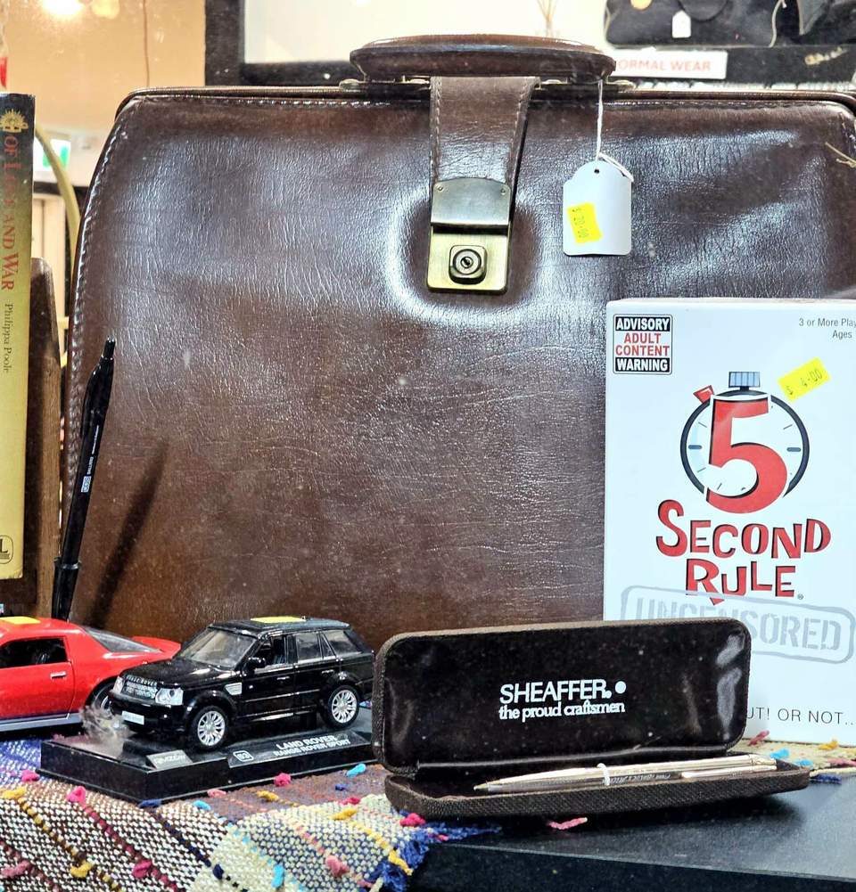It's Father's Day this Sunday 6th Sept. Our new window celebrates all the great Dad's out there. Kids, bring your pocket money, we have lots of affordable gifts for Dad. We're open Wed to Sun 10am-2pm. Can you spot Winston the Wombat in the window? #FathersDay #fathersdaygifts Robertson Discover More #opshopping #whereswinston #giftsfordad #winstonthewombat #visitrobertsonnsw #WORTHTHEDRIVE