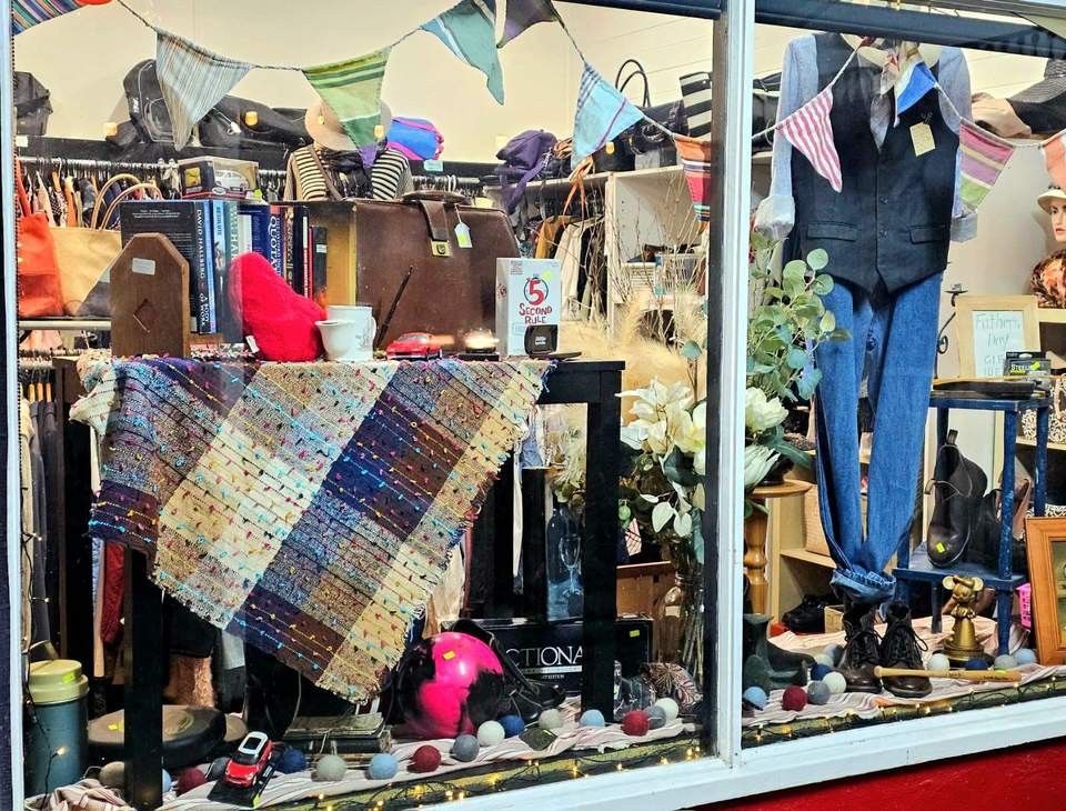 It's Father's Day this Sunday 6th Sept. Our new window celebrates all the great Dad's out there. Kids, bring your pocket money, we have lots of affordable gifts for Dad. We're open Wed to Sun 10am-2pm. Can you spot Winston the Wombat in the window? #FathersDay #fathersdaygifts Robertson Discover More #opshopping #whereswinston #giftsfordad #winstonthewombat #visitrobertsonnsw #WORTHTHEDRIVE