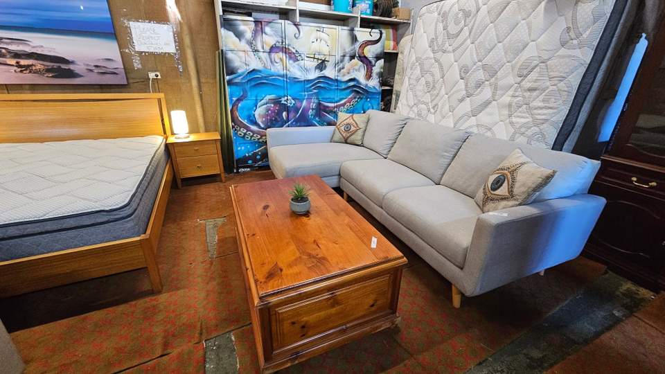 Im late im late for a very important date no time like another for a visit to Secondhand Wonderland 18 Urch St open 930 -3 weekdays 930 -1 Saturdays WE ALSO BUY AND SELL FURNITURE AND WHITEGOODS