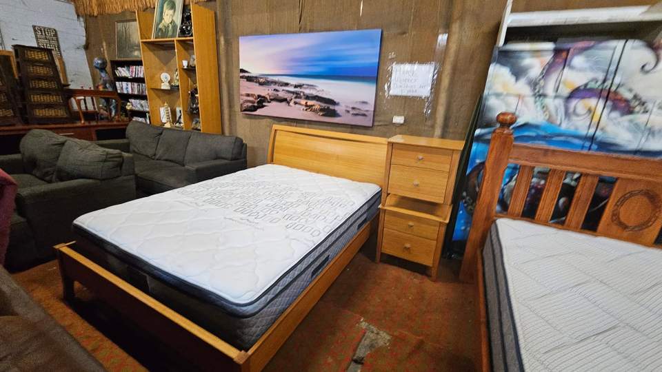Im late im late for a very important date no time like another for a visit to Secondhand Wonderland 18 Urch St open 930 -3 weekdays 930 -1 Saturdays WE ALSO BUY AND SELL FURNITURE AND WHITEGOODS