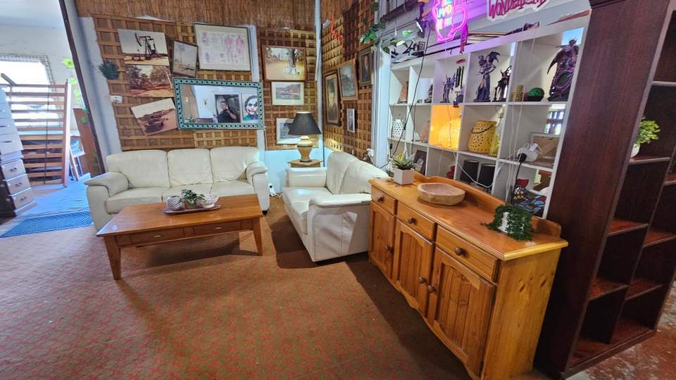 Im late im late for a very important date no time like another for a visit to Secondhand Wonderland 18 Urch St open 930 -3 weekdays 930 -1 Saturdays WE ALSO BUY AND SELL FURNITURE AND WHITEGOODS