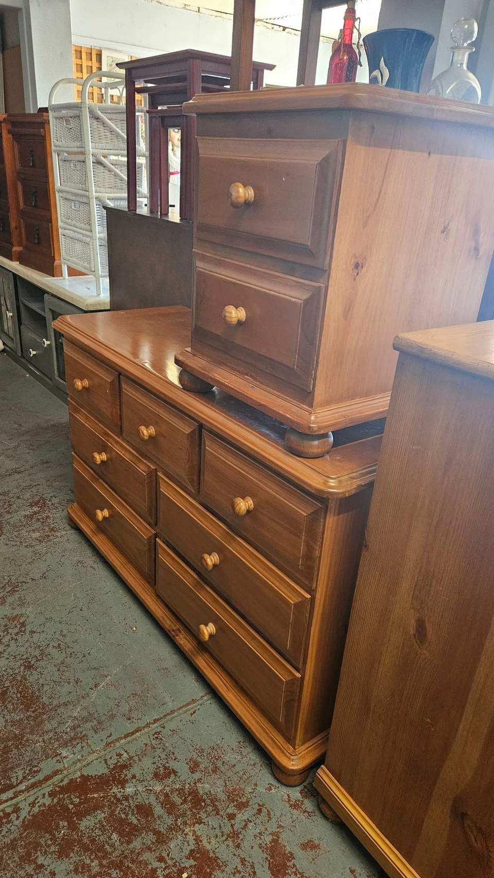 Im late im late for a very important date no time like another for a visit to Secondhand Wonderland 18 Urch St open 930 -3 weekdays 930 -1 Saturdays WE ALSO BUY AND SELL FURNITURE AND WHITEGOODS