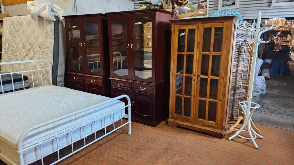Im late im late for a very important date no time like another for a visit to Secondhand Wonderland 18 Urch St open 930 -3 weekdays 930 -1 Saturdays WE ALSO BUY AND SELL FURNITURE AND WHITEGOODS
