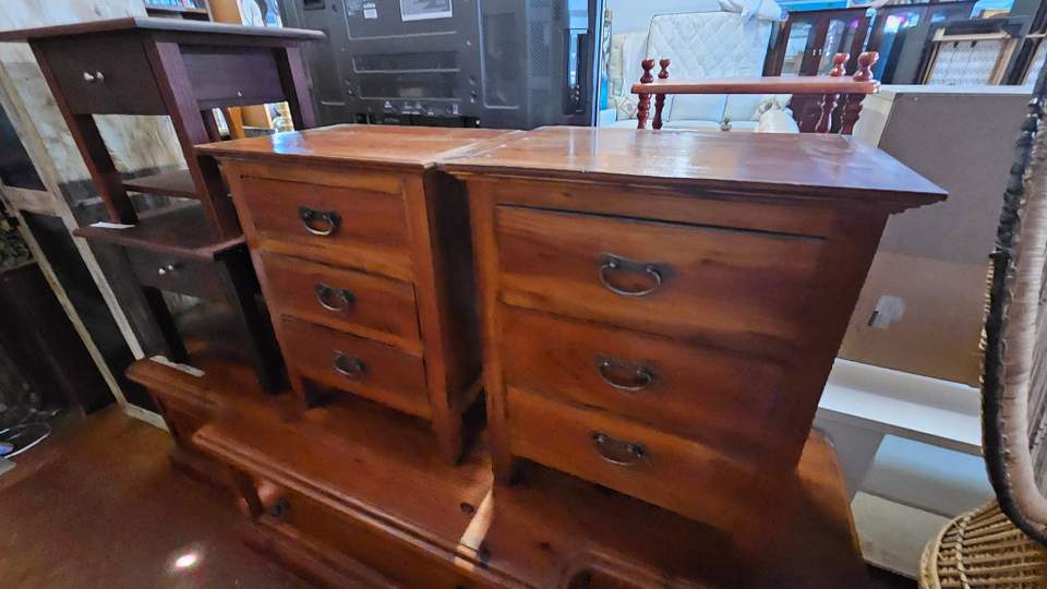 Im late im late for a very important date no time like another for a visit to Secondhand Wonderland 18 Urch St open 930 -3 weekdays 930 -1 Saturdays WE ALSO BUY AND SELL FURNITURE AND WHITEGOODS