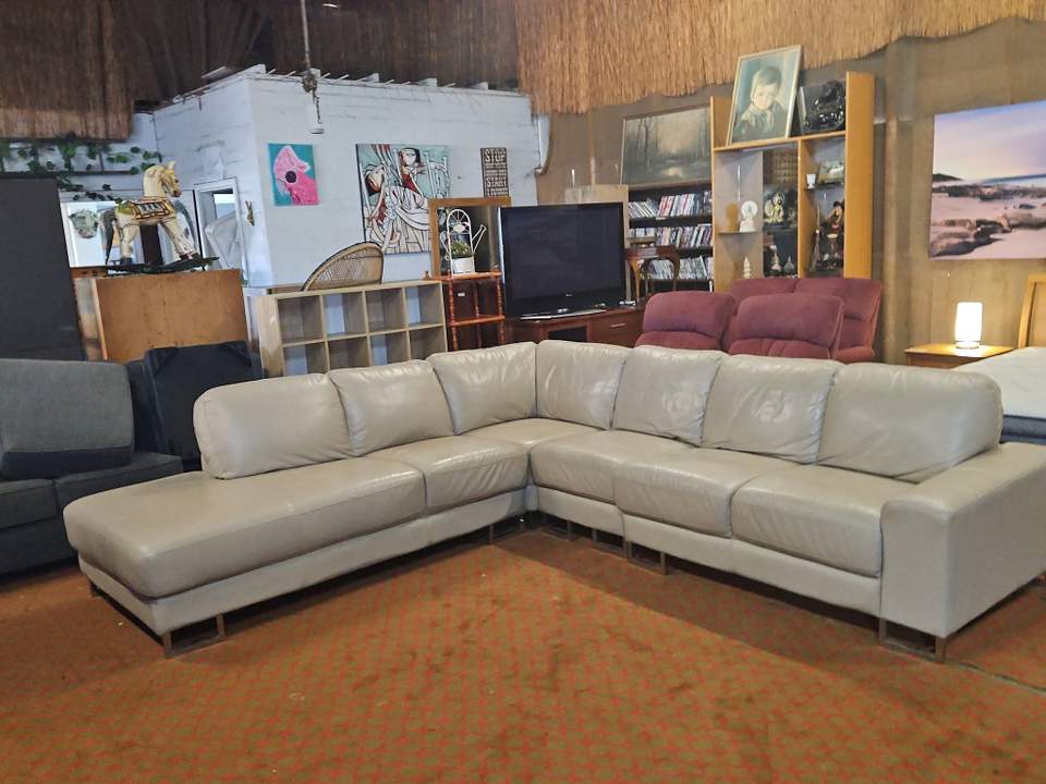 Im late im late for a very important date no time like another for a visit to Secondhand Wonderland 18 Urch St open 930 -3 weekdays 930 -1 Saturdays WE ALSO BUY AND SELL FURNITURE AND WHITEGOODS