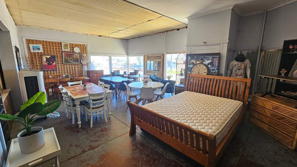 Im late im late for a very important date no time like another for a visit to Secondhand Wonderland 18 Urch St open 930 -3 weekdays 930 -1 Saturdays WE ALSO BUY AND SELL FURNITURE AND WHITEGOODS
