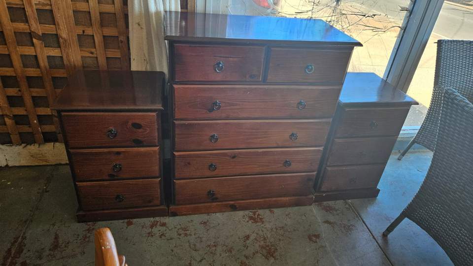 Im late im late for a very important date no time like another for a visit to Secondhand Wonderland 18 Urch St open 930 -3 weekdays 930 -1 Saturdays WE ALSO BUY AND SELL FURNITURE AND WHITEGOODS