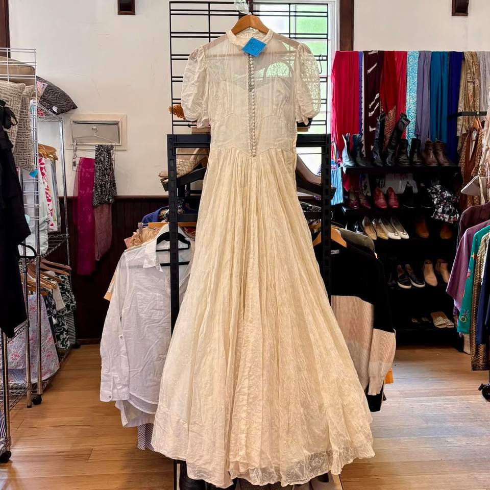 This beautiful vintage wedding dress was made in 1948 and has been lovingly stored ever since. It comes with a bag of leftover fabric and a replacement button. Too good for dressups, it begs to be taken home by someone who will treat it with care and respect. Is that you?
We’re at 33 Mechanics Road Red Hill and open Tues, Weds, Fri and Sat from 10 am to 1 pm.
Proudly supporting Peninsula Home Hospice and other local nonprofits.