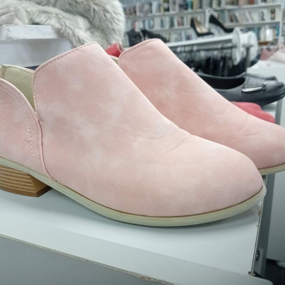 👗🔥 OK… OUR CLOTHING IS LOOKING SERIOUSLY GOOD RIGHT NOW! 🔥👗 We’ve been busy filling the racks and there are some ABSOLUTELY STUNNING pieces out there right now! 😍 Dresses, jackets, tops, pants, gorgeous labels, everyday favourites and those completely random treasures that make op-shopping dangerous for the wallet… 😂🛍️ And the best part? You NEVER know what you’re going to find. So we want to know… 👀👇 💬 WHAT’S THE ONE THING YOU CAN NEVER WALK PAST IN AN OP SHOP? 👗 A gorgeous dress? 🧥 A great jacket? 👖 The perfect pair of jeans? 👚 Tops you definitely don't need another one of? 😂 ✨ A label you recognise? 💎 Or that completely random ONE-OFF find? Tell us below! 👇 Bonus points if you’ve ever walked into our shop for “just a quick look” and somehow walked back out with a bag. 😂🙋‍♀️ ♻️ New pieces are constantly making their way onto the floor, so if you haven't had a rummage lately… it might be time. 👀 📍 Stratford Hospice Shop 🕘 Tuesday–Friday | 9am–3pm 🕘 Saturday | 9am–1pm 💛 Come for a browse. Stay for the treasure hunt. Support Hospice care across Taranaki. #StratfordHospiceShop #HospiceTaranaki #OpShopFinds #ThriftedFashion #PreLovedFashion #SecondHandStyle #StratfordNZ #Taranaki #ShopLocal