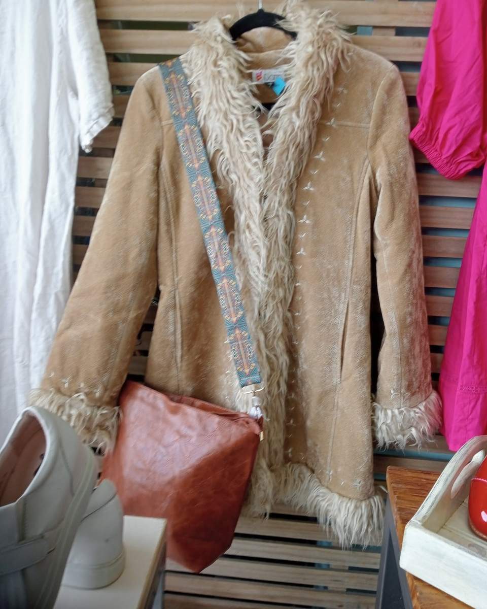👗🔥 OK… OUR CLOTHING IS LOOKING SERIOUSLY GOOD RIGHT NOW! 🔥👗 We’ve been busy filling the racks and there are some ABSOLUTELY STUNNING pieces out there right now! 😍 Dresses, jackets, tops, pants, gorgeous labels, everyday favourites and those completely random treasures that make op-shopping dangerous for the wallet… 😂🛍️ And the best part? You NEVER know what you’re going to find. So we want to know… 👀👇 💬 WHAT’S THE ONE THING YOU CAN NEVER WALK PAST IN AN OP SHOP? 👗 A gorgeous dress? 🧥 A great jacket? 👖 The perfect pair of jeans? 👚 Tops you definitely don't need another one of? 😂 ✨ A label you recognise? 💎 Or that completely random ONE-OFF find? Tell us below! 👇 Bonus points if you’ve ever walked into our shop for “just a quick look” and somehow walked back out with a bag. 😂🙋‍♀️ ♻️ New pieces are constantly making their way onto the floor, so if you haven't had a rummage lately… it might be time. 👀 📍 Stratford Hospice Shop 🕘 Tuesday–Friday | 9am–3pm 🕘 Saturday | 9am–1pm 💛 Come for a browse. Stay for the treasure hunt. Support Hospice care across Taranaki. #StratfordHospiceShop #HospiceTaranaki #OpShopFinds #ThriftedFashion #PreLovedFashion #SecondHandStyle #StratfordNZ #Taranaki #ShopLocal